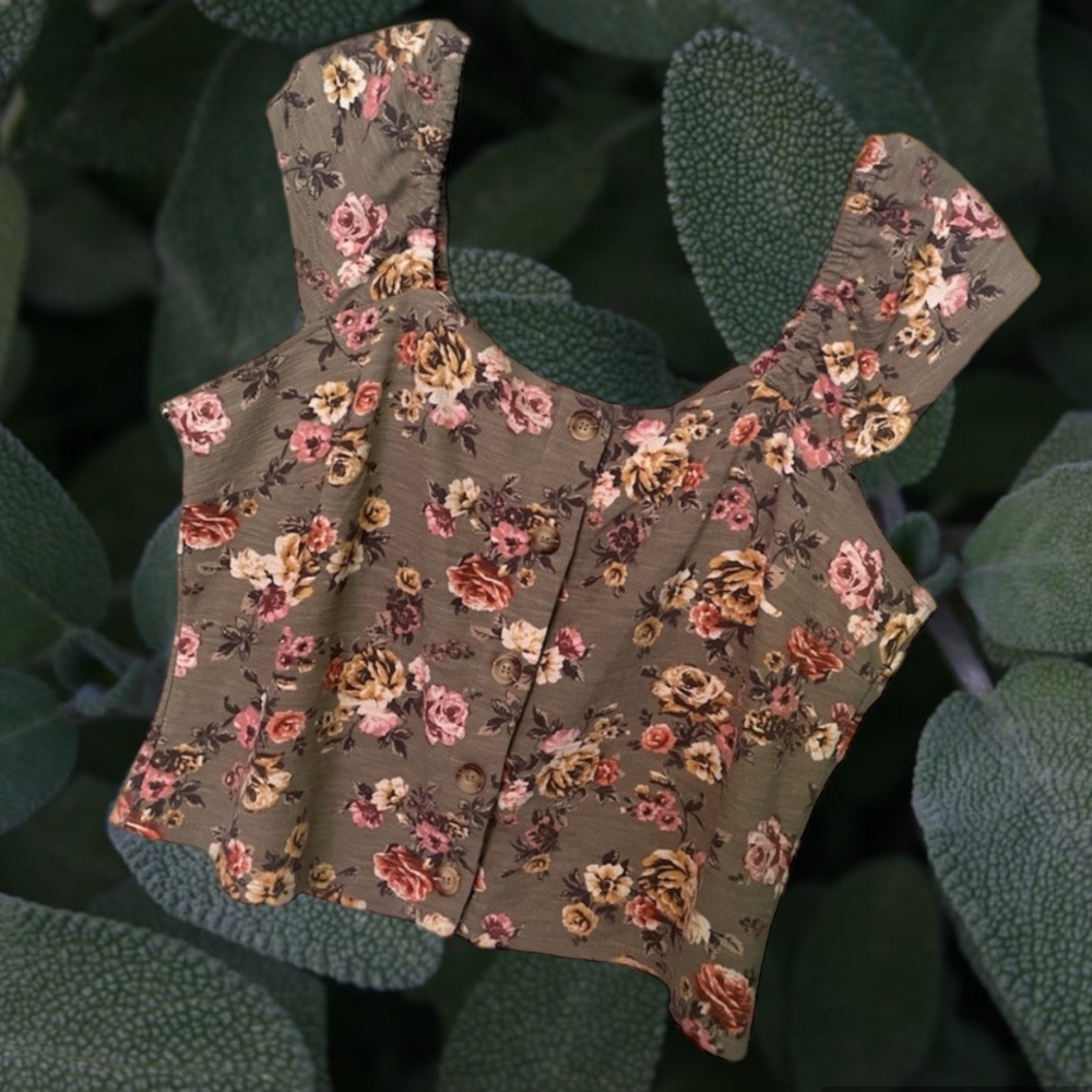 NWT Rewind Floral Sage Green Botton Top ~ HP 🎉